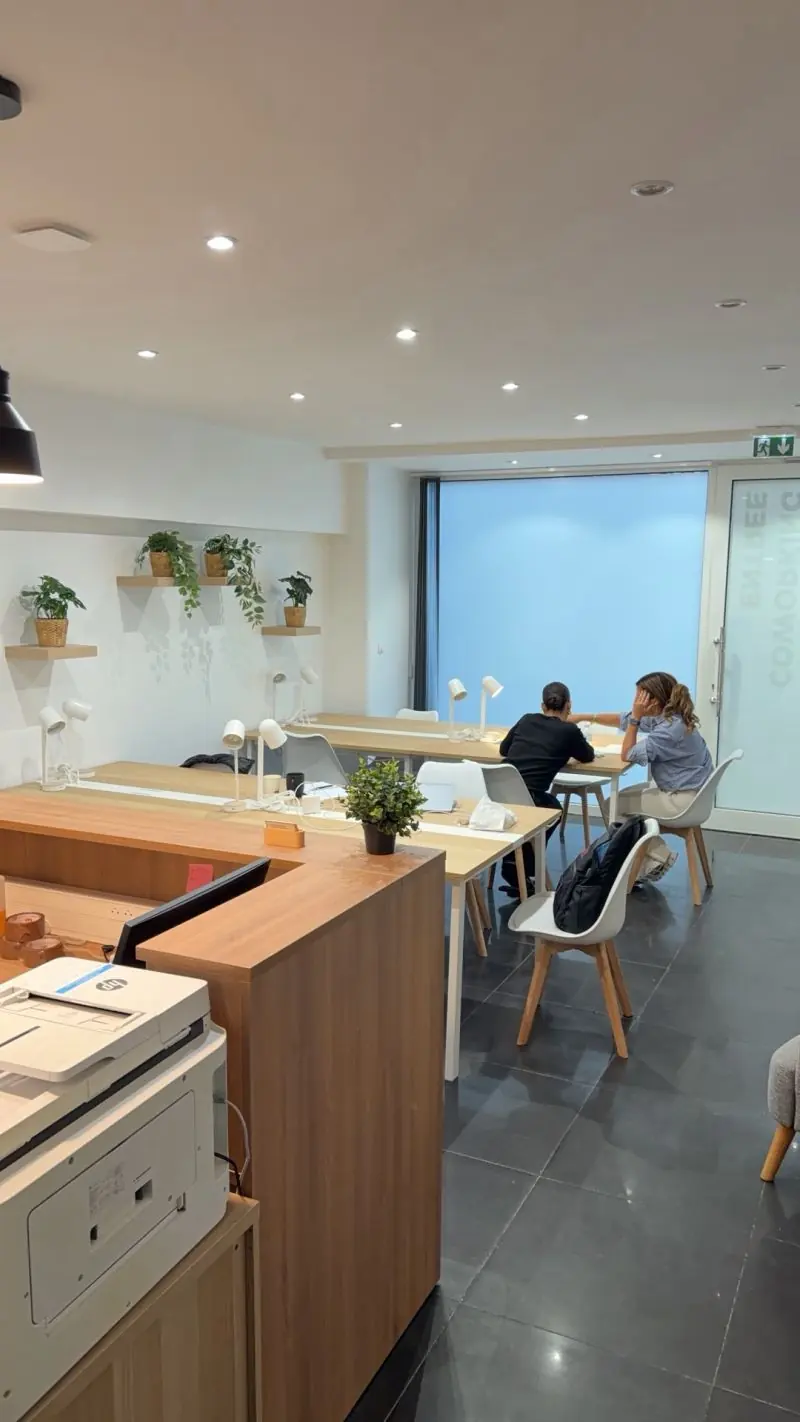 Coworkers au travail dans l’open space PradoDesk, passage du Prado, Paris 10e