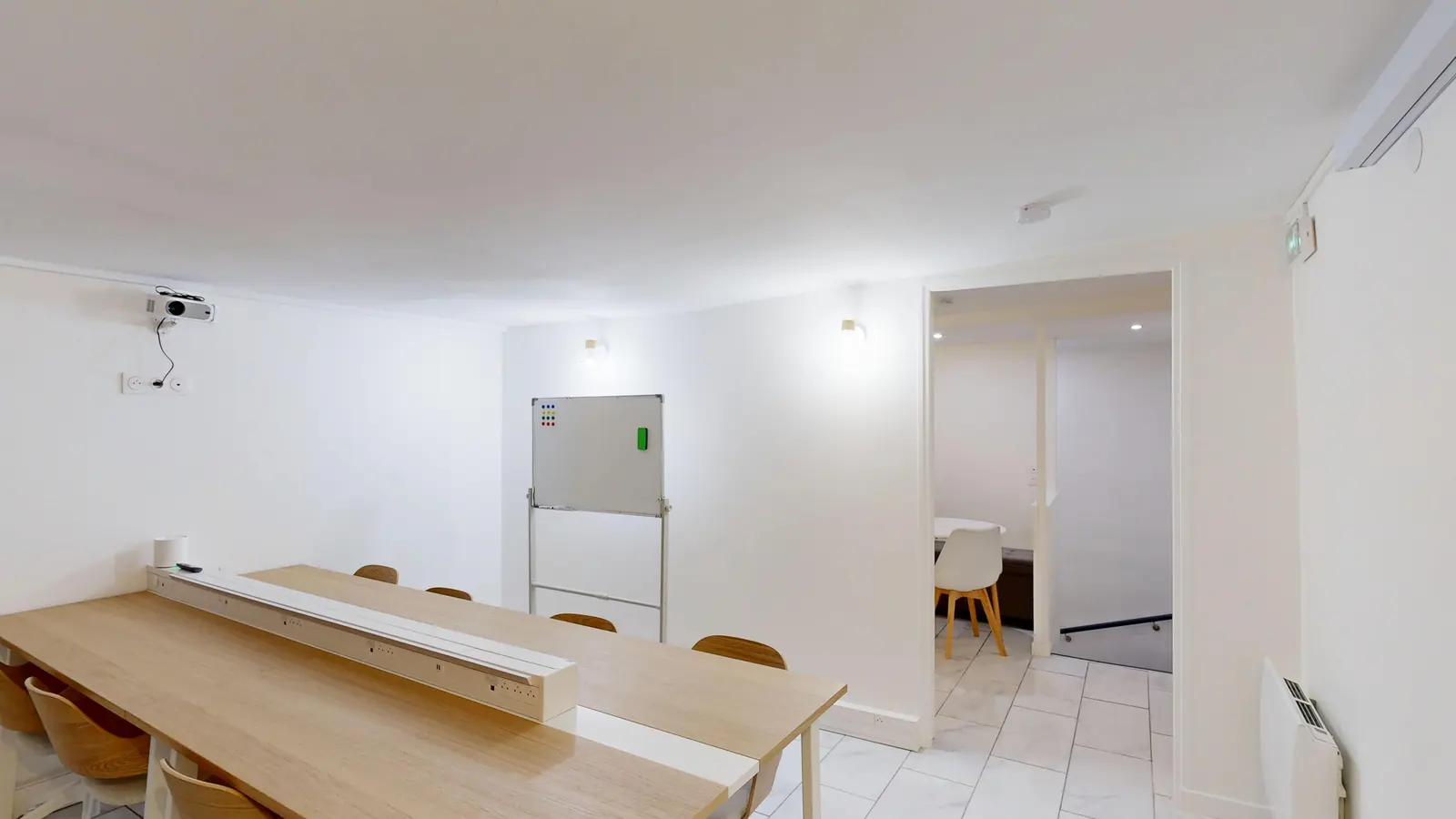 Salle de réunion PradoDesk avec vidéoprojecteur et tableau blanc, Paris 10e